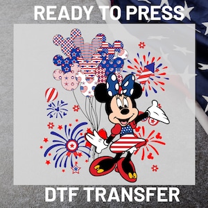 K&ouml;nnte beinhalten: Ein DTF-Transfer mit einer Cartoon-Mausfigur in einem patriotischen Kleid mit Schleife, die ein B&uuml;ndel Luftballons mit Sternen- und Streifenmuster h&auml;lt. Das Design enth&auml;lt rot-wei&szlig;-blaue Feuerwerksgrafiken und den Text READY TO PRESS.