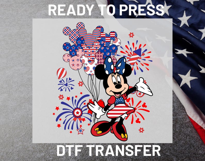 K&ouml;nnte beinhalten: Ein DTF-Transfer mit einer Cartoon-Mausfigur in einem patriotischen Kleid mit Schleife, die ein B&uuml;ndel Luftballons mit Sternen- und Streifenmuster h&auml;lt. Das Design enth&auml;lt rot-wei&szlig;-blaue Feuerwerksgrafiken und den Text READY TO PRESS.