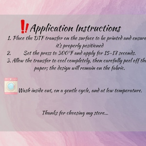 K&ouml;nnte beinhalten: Eine rechteckige Anleitungskarte mit rosa und violettem Aquarellhintergrund. Der Text lautet: Application Instructions, 1. DTF-Transfer platzieren, 2. Presse auf 149&deg;C f&uuml;r 15-17 Sekunden einstellen, 3. Abk&uuml;hlen lassen und abziehen. Waschsymbol enthalten.