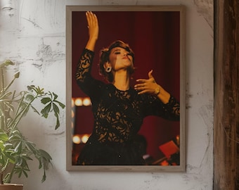 Poster del concerto live di RAYE / Opera d'arte da parete per l'esibizione dal vivo della cantante britannica / Stampa di musica R&B Soul / Decorazione per il palco con tenda rossa / Idea regalo per i fan di RAYE