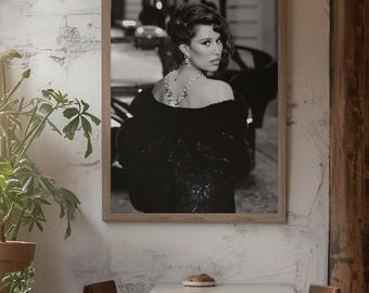 Poster glamour in bianco e nero di RAYE / Opera d'arte da parete in stile vintage della cantante britannica / Elegante ritratto di moda / Decorazione per la casa della star della musica / Regalo per i fan