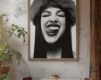 Poster in bianco e nero di Olivia Rodrigo / Quadro da parete con cappello di pelliccia da pop star / Stampa fotografica di un ritratto giocoso / Decorazione per icone musicali della generazione Z / Regalo per fan