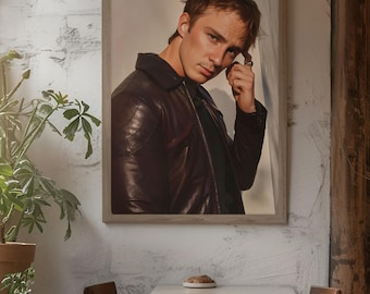 Poster ritratto di Drew Starkey con giacca di pelle / Quadro da parete con l'attore di Outer Banks / Stampa di Rafe Cameron / Decorazione per la giovane Hollywood / Regalo per gli amanti di Drew Starkey