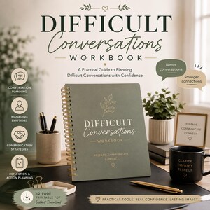 Puede incluir: Un cuaderno de ejercicios de espiral en color verde salvia titulado Difficult Conversations Workbook con texto dorado e ilustración de hojas. La portada incluye el texto Prepare, Communicate, Connect. Se muestra con una taza negra y bolígrafos.