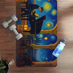 Peut inclure: Tapis de yoga avec une scène de piano inspirée de "La Nuit étoilée" de Van Gogh. Le tapis présente un schéma de couleurs bleu foncé et jaune, un piano, une personne jouant et un ciel étoilé. On voit aussi deux haltères grises et une gourde.