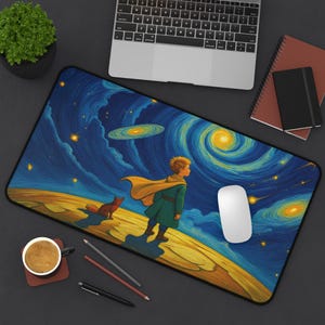 Può includere: Tappetino per scrivania rettangolare con una vivace illustrazione di un ragazzo e una volpe su un pianeta sotto un cielo stellato vorticoso. L'opera d'arte ricorda un famoso dipinto, con blu, gialli e arancioni. Un mouse per computer bianco è sul tappetino.