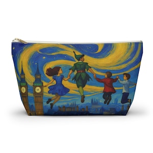 Könnte beinhalten: Eine Reißverschlusstasche mit einer fantastischen Illustration von Peter Pan und den Darling-Kindern, die über London fliegen. Das Design umfasst Big Ben und einen wirbelnden, sternenübersäten Himmel in Blau- und Gelbtönen.