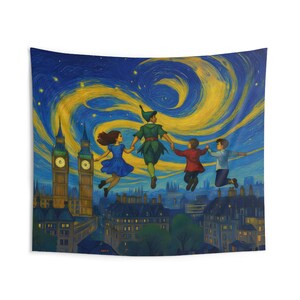 Puede incluir: Un tapiz con una ilustración caprichosa de Peter Pan y sus amigos volando sobre Londres. La obra de arte representa el icónico Big Ben y un cielo nocturno arremolinado en tonos azules y dorados. Los personajes visten colores vibrantes.