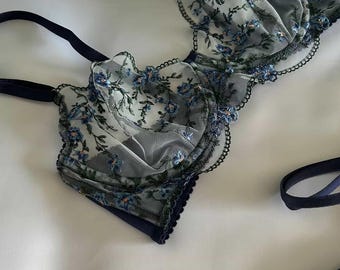 Handgefertigtes besticktes Spitzen-Dessous-Set - Marineblauer Satin-BH & verstellbarer String | Maßgeschneidert