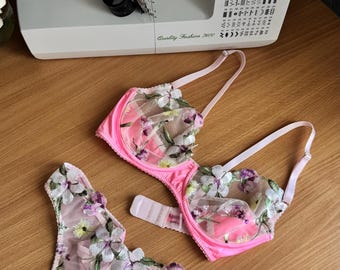 Plus Size Floral Dessous Set, Rosa bestickter BH-Set, handgefertigte Bügel-Dessous, Benutzerdefinierte Größe Dessous, verstellbarer String oder brasilianischer Pa