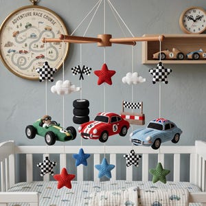 Puede incluir: Móvil para bebé con coches de carreras, estrellas, nubes y banderas a cuadros de ganchillo. Incluye un coche verde, un coche rojo con el número 5 y un coche azul con una bandera británica. Cuelga sobre una cuna.