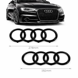 Könnte beinhalten: Ein Set aus drei Keramikbechern mit gesprenkelter, matter Oberfläche. Die Becher sind in Creme-, Hellgrau- und Dunkelgrautönen gehalten. Jeder Becher hat ein schlichtes, minimalistisches Design und einen abgerundeten Henkel.