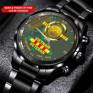 Puede incluir: Un reloj de pulsera negro con una esfera verde oscuro que muestra "Vietnam Veteran" y un emblema militar. El reloj tiene detalles dorados y una correa de metal negro. El texto "Name & Period of Time Can Be Changed" est&aacute; en la parte superior.