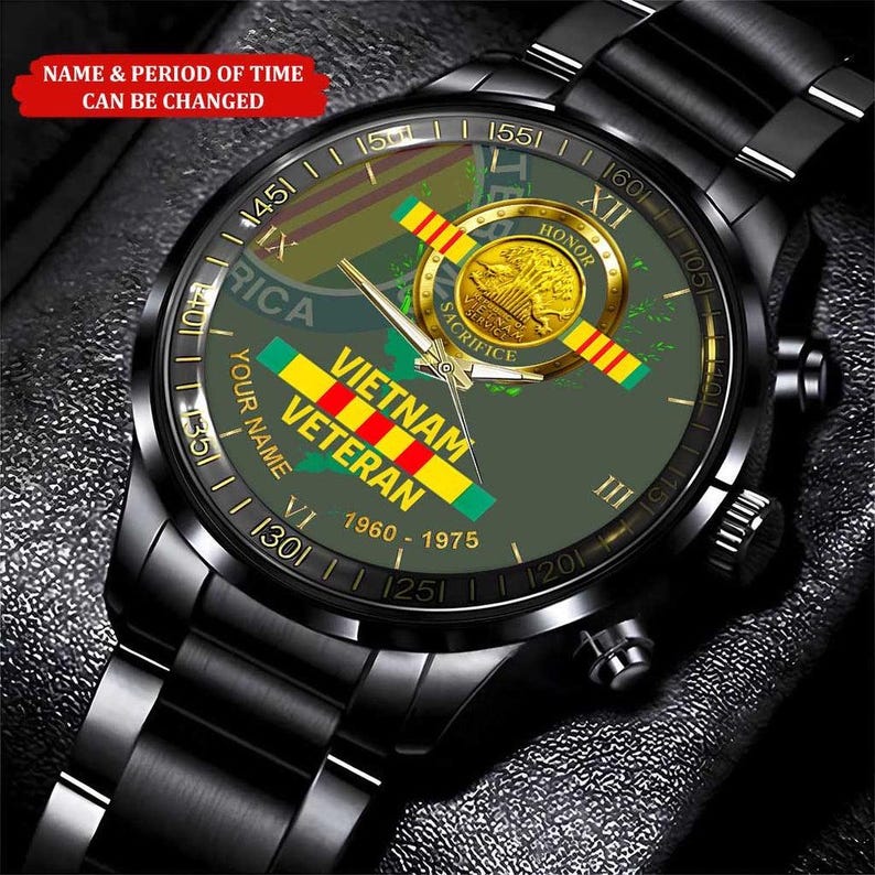 Puede incluir: Un reloj de pulsera negro con una esfera verde oscuro que muestra "Vietnam Veteran" y un emblema militar. El reloj tiene detalles dorados y una correa de metal negro. El texto "Name & Period of Time Can Be Changed" est&aacute; en la parte superior.