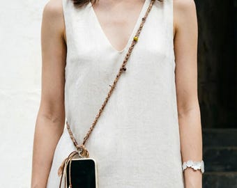ボヘミアン風編み込みスマホストラップ、手作りのニュートラルカラービーズ付きスマホランヤード、シルク生地の編み込みスマホチェーン、ミニマリストクロスボディストラップ、彼女へのギフト