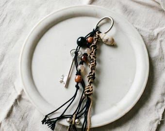 Colgante para bolso hecho a mano, dije colgante con cuentas, accesorio de llavero bohemio, colgante de borla para bolso, regalo unisex