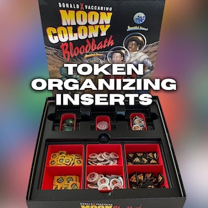 Pode incluir: Uma caixa de jogo de tabuleiro preta para Moon Colony Bloodbath com um inserto interior vermelho. O inserto possui três grandes compartimentos vermelhos preenchidos com fichas amarelas, brancas e pretas, e três ranhuras com mais fichas.