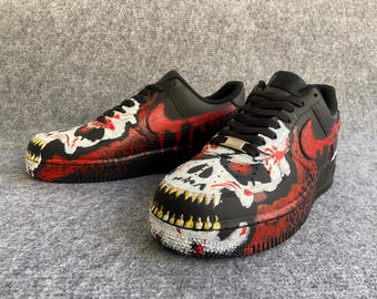 Zapatillas Air Force 1 negras personalizadas pintadas a mano con estampado de Ghostface rojo estilo película de terror.