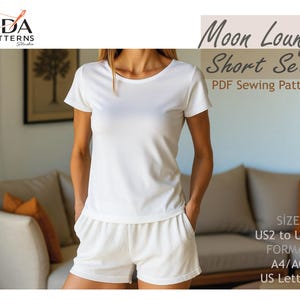Könnte beinhalten: Ein weißes Set aus kurzärmligem T-Shirt und passenden Shorts. Der Text "Moon Lounge Short Set PDF Sewing Pattern" ist sichtbar. Die Größen reichen von US2 bis US24. Das Format ist A4/A0 und US Letter.