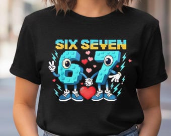 Puede incluir: Camiseta negra con un diseño gráfico colorido que dice "SIX SEVEN" en texto pixelado amarillo y azul. El diseño presenta los números 6 y 7 como personajes de dibujos animados tomados de la mano, rodeados de corazones y rayos.