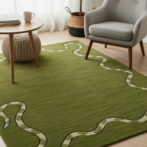 Puede incluir: Una alfombra rectangular de color verde oliva intenso que presenta un patrón de borde continuo y sinuoso en forma de serpiente. El borde es de color beige claro con puntos circulares verde oscuro y está delineado con una fina línea negra.