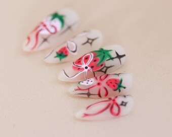 Set de uñas postizas de gel con diseño de fresa