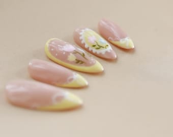 Bonito juego de uñas postizas amarillas