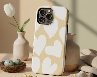 Funda beige con forma de corazón para iPhone – Compatible con MagSafe, opciones delgadas y resistentes.