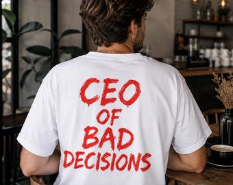 T-shirt met de tekst "CEO van slechte beslissingen", grappige sarcastische afbeelding, cadeau met chaotische humor.