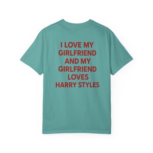 Amo a mi novia y mi novia ama a Harry Styles (Camiseta), Camiseta divertida para novio, Camiseta Comfort Colors, Camiseta sarcástica para citas, Unisex imagen 10
