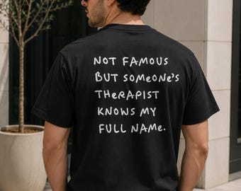 Camiseta "No soy famoso, pero el terapeuta de alguien sabe mi nombre completo", camiseta de humor negro, camiseta Comfort Colors, camiseta con fuente manuscrita, camiseta unisex.