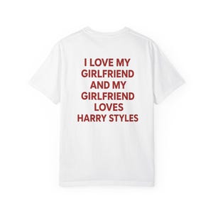 Amo a mi novia y mi novia ama a Harry Styles (Camiseta), Camiseta divertida para novio, Camiseta Comfort Colors, Camiseta sarcástica para citas, Unisex imagen 2