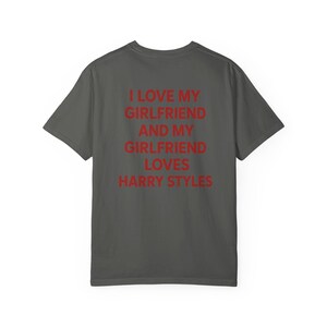 Amo a mi novia y mi novia ama a Harry Styles (Camiseta), Camiseta divertida para novio, Camiseta Comfort Colors, Camiseta sarcástica para citas, Unisex imagen 6