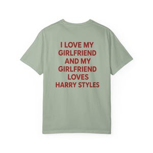 Amo a mi novia y mi novia ama a Harry Styles (Camiseta), Camiseta divertida para novio, Camiseta Comfort Colors, Camiseta sarcástica para citas, Unisex imagen 8