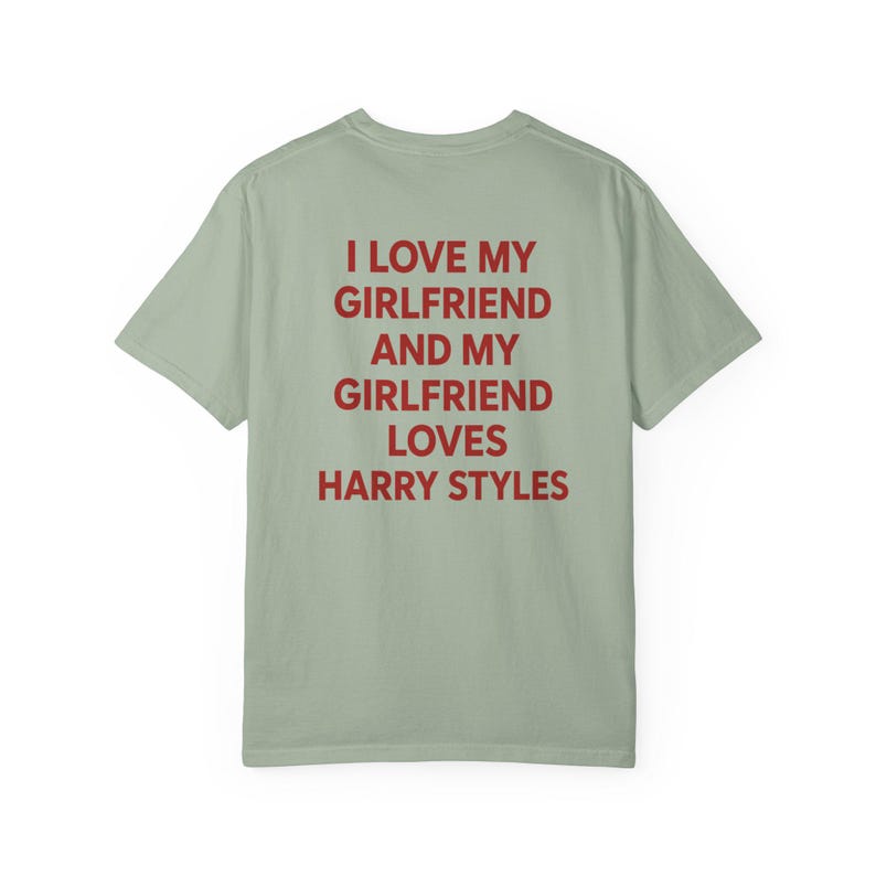 Amo a mi novia y mi novia ama a Harry Styles (Camiseta), Camiseta divertida para novio, Camiseta Comfort Colors, Camiseta sarcástica para citas, Unisex imagen 8