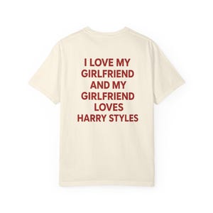 Amo a mi novia y mi novia ama a Harry Styles (Camiseta), Camiseta divertida para novio, Camiseta Comfort Colors, Camiseta sarcástica para citas, Unisex imagen 4