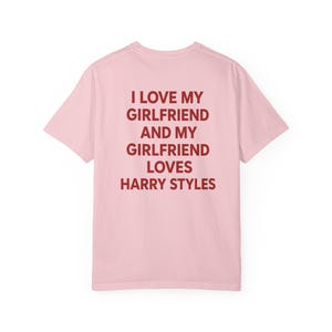 Amo a mi novia y mi novia ama a Harry Styles (Camiseta), Camiseta divertida para novio, Camiseta Comfort Colors, Camiseta sarcástica para citas, Unisex imagen 15