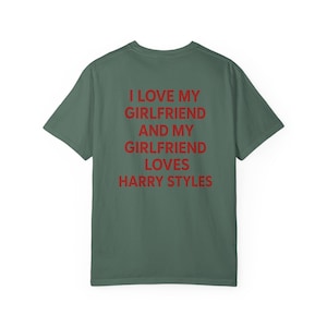 Amo a mi novia y mi novia ama a Harry Styles (Camiseta), Camiseta divertida para novio, Camiseta Comfort Colors, Camiseta sarcástica para citas, Unisex imagen 9