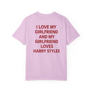 Amo a mi novia y mi novia ama a Harry Styles (Camiseta), Camiseta divertida para novio, Camiseta Comfort Colors, Camiseta sarcástica para citas, Unisex imagen 14