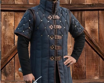Gesteppter Gambeson mit Besatz aus braunem Leder: Renfaire Gabonese