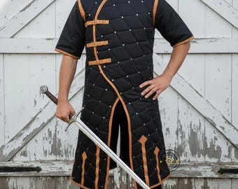 Traje medieval de gambesão com detalhes em couro marrom: ideal para feiras renascentistas e LARP, perfeito para o Halloween.