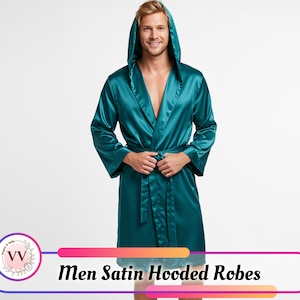 Peut inclure: Une robe à capuche en satin de couleur teal avec une ceinture assortie. La robe a une capuche et des manches longues. Le texte "Men Satin Hooded Robes" est affiché en bas de l'image.