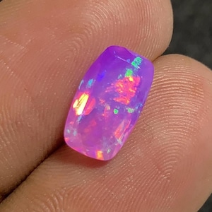 Ópalo etíope natural morado, talla rectangular facetada, gema de alta calidad para la fabricación de joyas. Código del artículo: A446