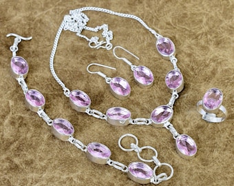 Facettiertes Schmuckset aus rosa Kunzit, handgefertigt aus Sterlingsilber mit ovalem Schliff, bestehend aus Halskette, Armband, Ring und Ohrringen.