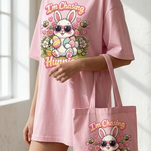 Pode incluir: Uma placa de madeira rústica com o texto "Welcome to our home" em letras brancas. A placa apresenta um acabamento desgastado e um design simples e convidativo, perfeito para uma varanda ou entrada.