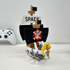 Może przedstawiać: Biały ceramiczny kubek z kolorowym kwiatowym wzorem. Kubek posiada uchwyt i szeroki rant. Kwiaty są w odcieniach różu, fioletu i żółci. Idealny do gorących napojów.