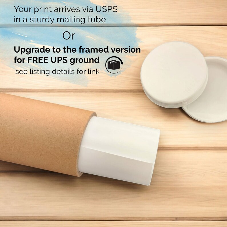 K&ouml;nnte beinhalten: Ein gerollter Druck in einer stabilen braunen Versandrolle mit wei&szlig;em Deckel. Das Bild zeigt auch zwei wei&szlig;e Deckel und den Text "Your print arrives via USPS in a sturdy mailing tube" und "Upgrade to the framed version for FREE UPS ground".