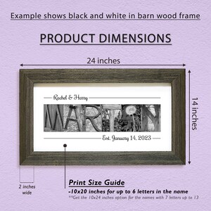 Op de afbeelding: Zwart-witfoto van het woord "MARIAN" gespeld met natuurlijke elementen, zoals hout en bladeren, in een rustieke bruine houten lijst. De lijst is 24 inch breed en 14 inch hoog. De afdrukmaat is 10x20 inch voor namen met maximaal 6 letters en 10x24 inch voor namen met 7 tot 13 letters.