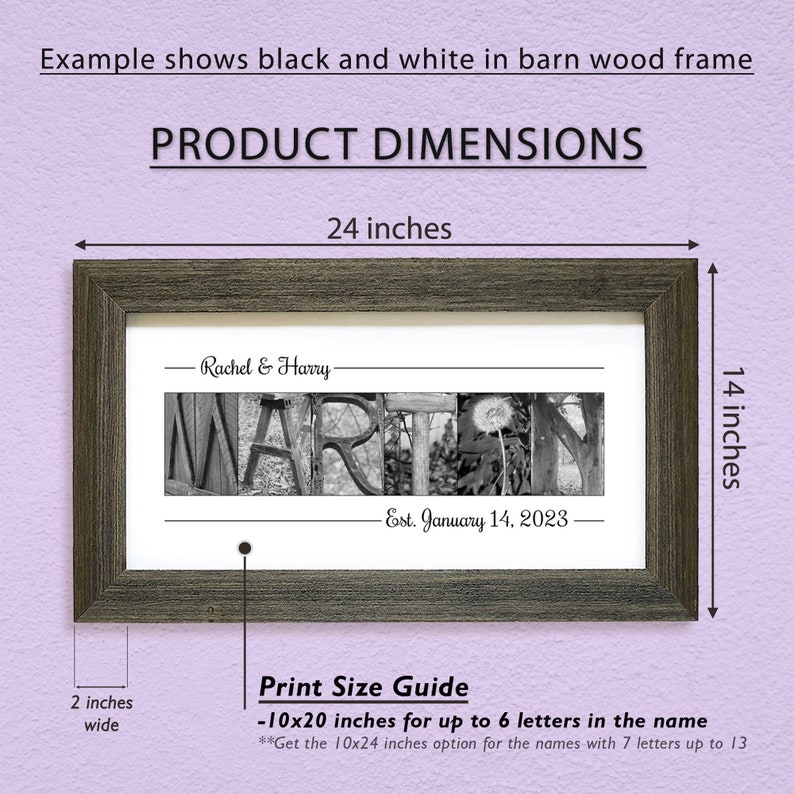 Op de afbeelding: Zwart-witfoto van het woord "MARIAN" gespeld met natuurlijke elementen, zoals hout en bladeren, in een rustieke bruine houten lijst. De lijst is 24 inch breed en 14 inch hoog. De afdrukmaat is 10x20 inch voor namen met maximaal 6 letters en 10x24 inch voor namen met 7 tot 13 letters.