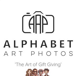 K&ouml;nnte beinhalten: Schwarz-wei&szlig;es Logo f&uuml;r Alphabet Art Photos, mit einem Kamera-Symbol und den Buchstaben AAP darin. Darunter steht der Text "ALPHABET ART PHOTOS" und "The Art of Gift Giving."